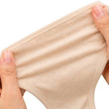 تحميل الصورة في عارض المعرض, بوكس من 6 حبات كيلوت قطن 100% مخرّم للنساء مع بشكير داخلي ناعم – تصميم مريح وخامة عالية الجودة