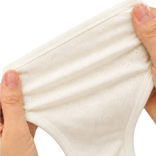 تحميل الصورة في عارض المعرض, بوكس من 6 حبات كيلوت قطن 100% مخرّم للنساء مع بشكير داخلي ناعم – تصميم مريح وخامة عالية الجودة